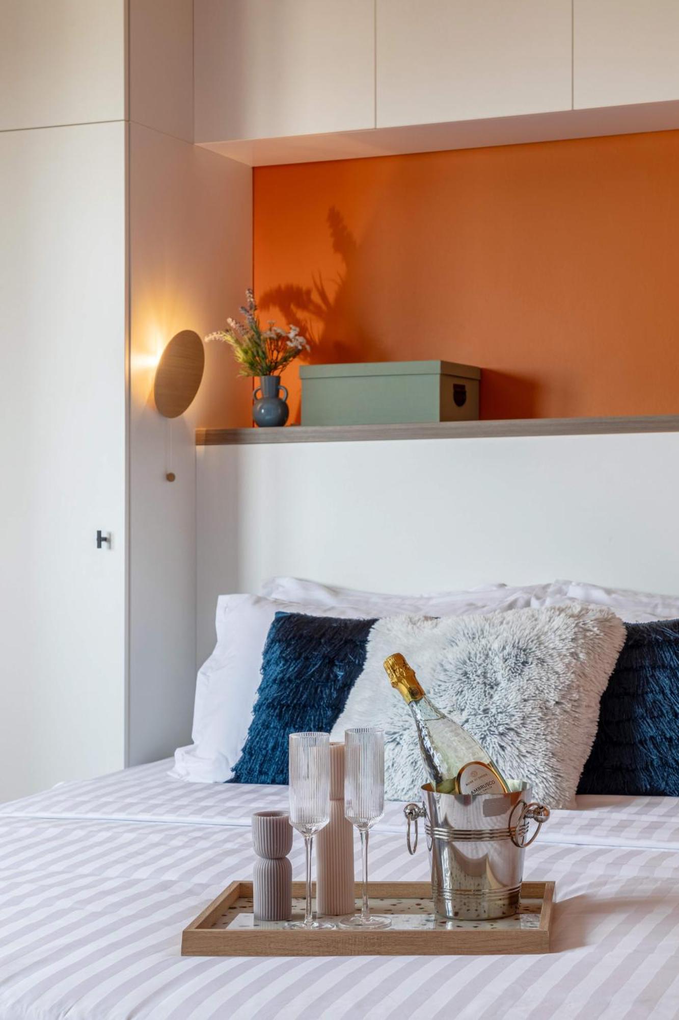 Playful & Bright 1br Near The Faculty Of Law Apartment