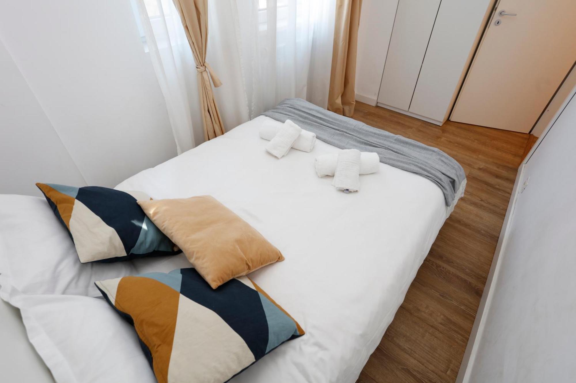 Victoriei Two Bedroom * Bucureşti