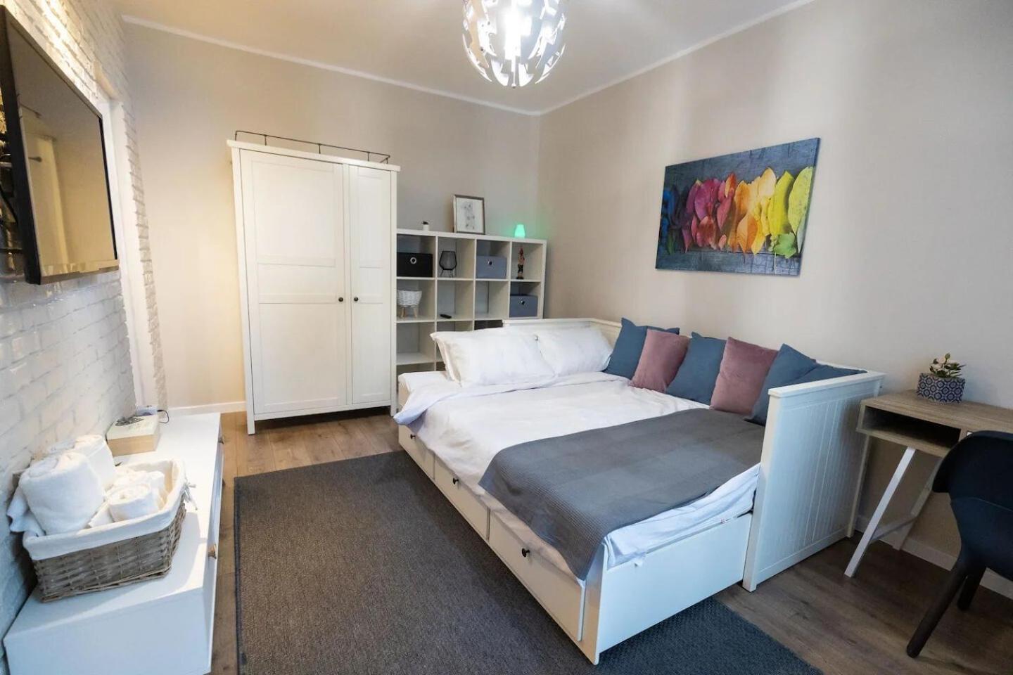 Casa Luminoasa Cu Gradina Privata