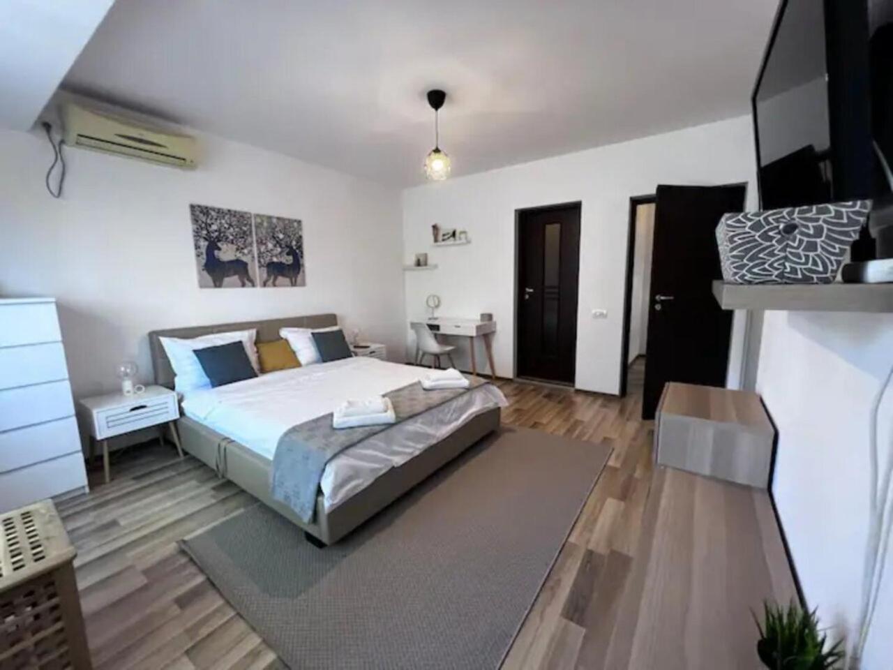 Luminoasa Cu Curte Privata * Bucharest