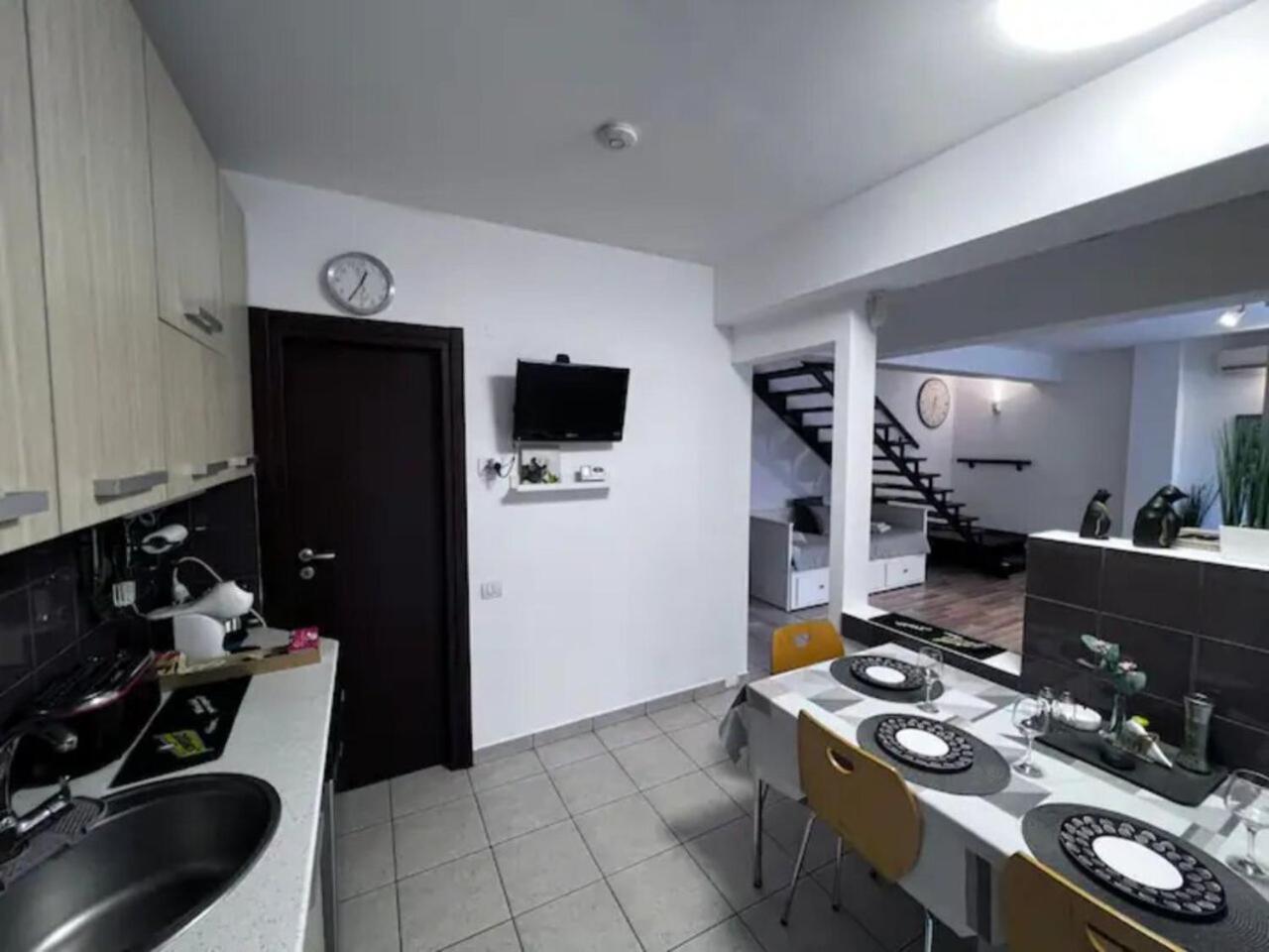 Luminoasa Cu Curte Privata Villa *