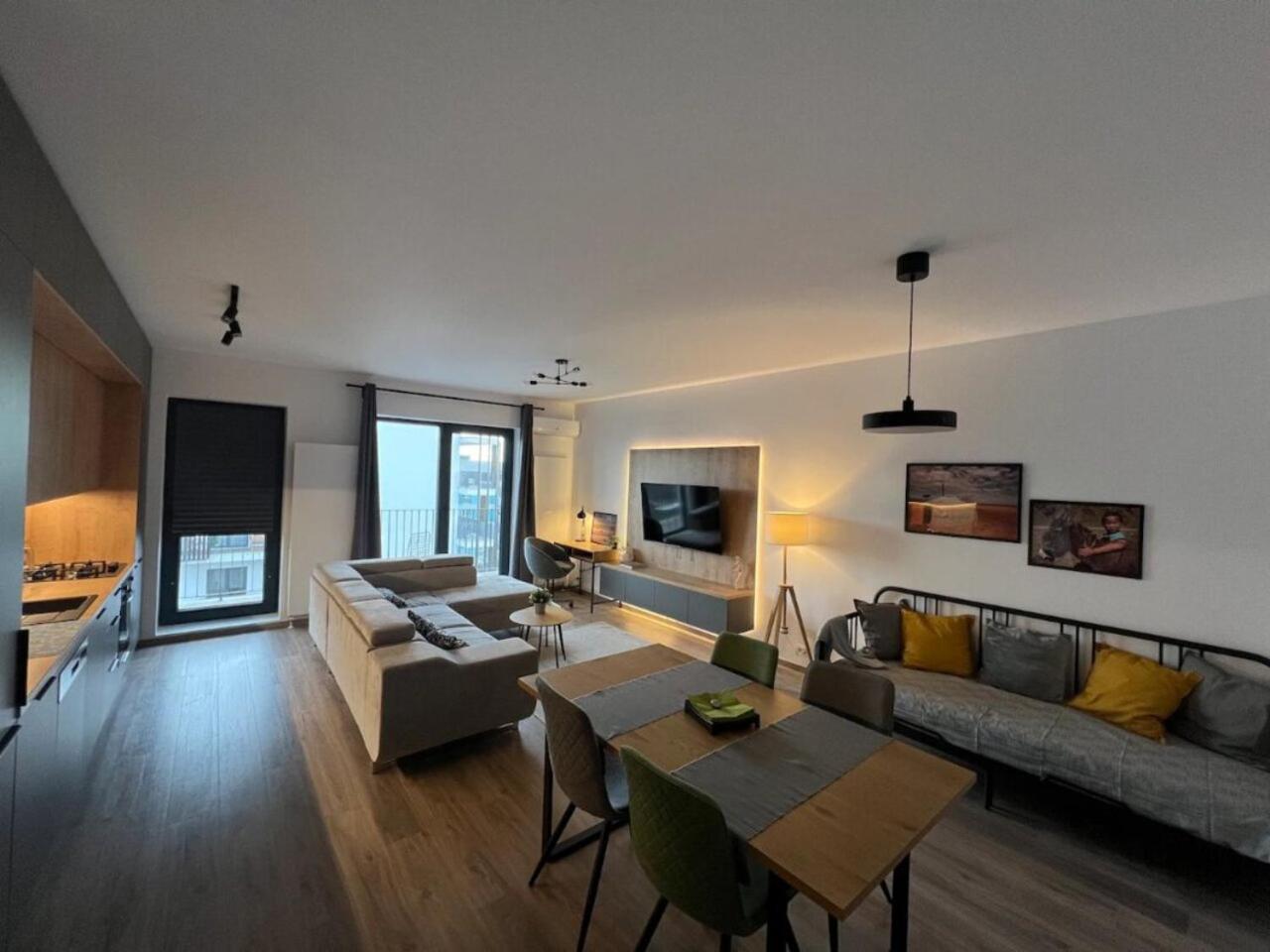 High-rise Luxury With Free Parking *