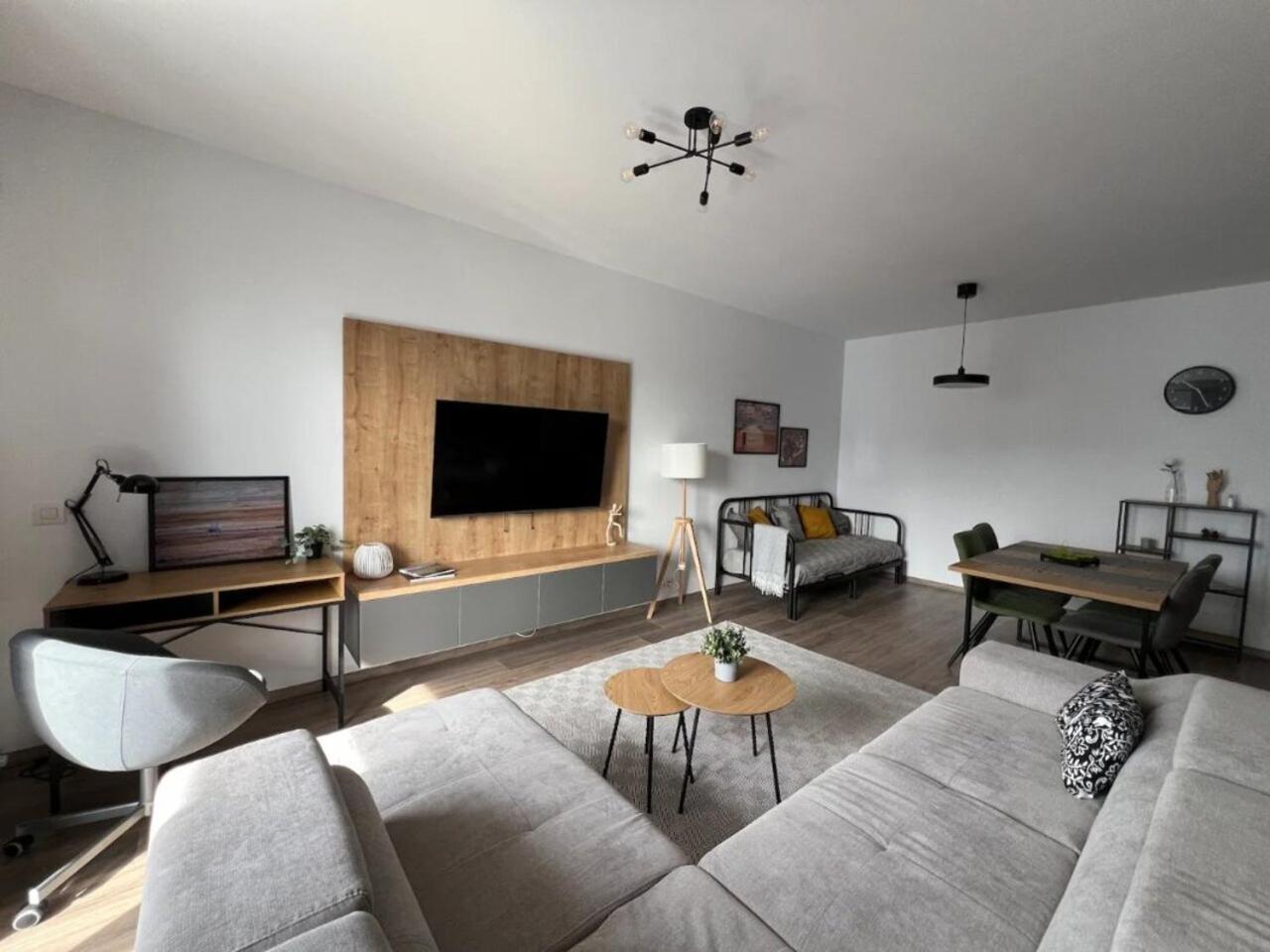 High-rise Luxury With Free Parking Apartment