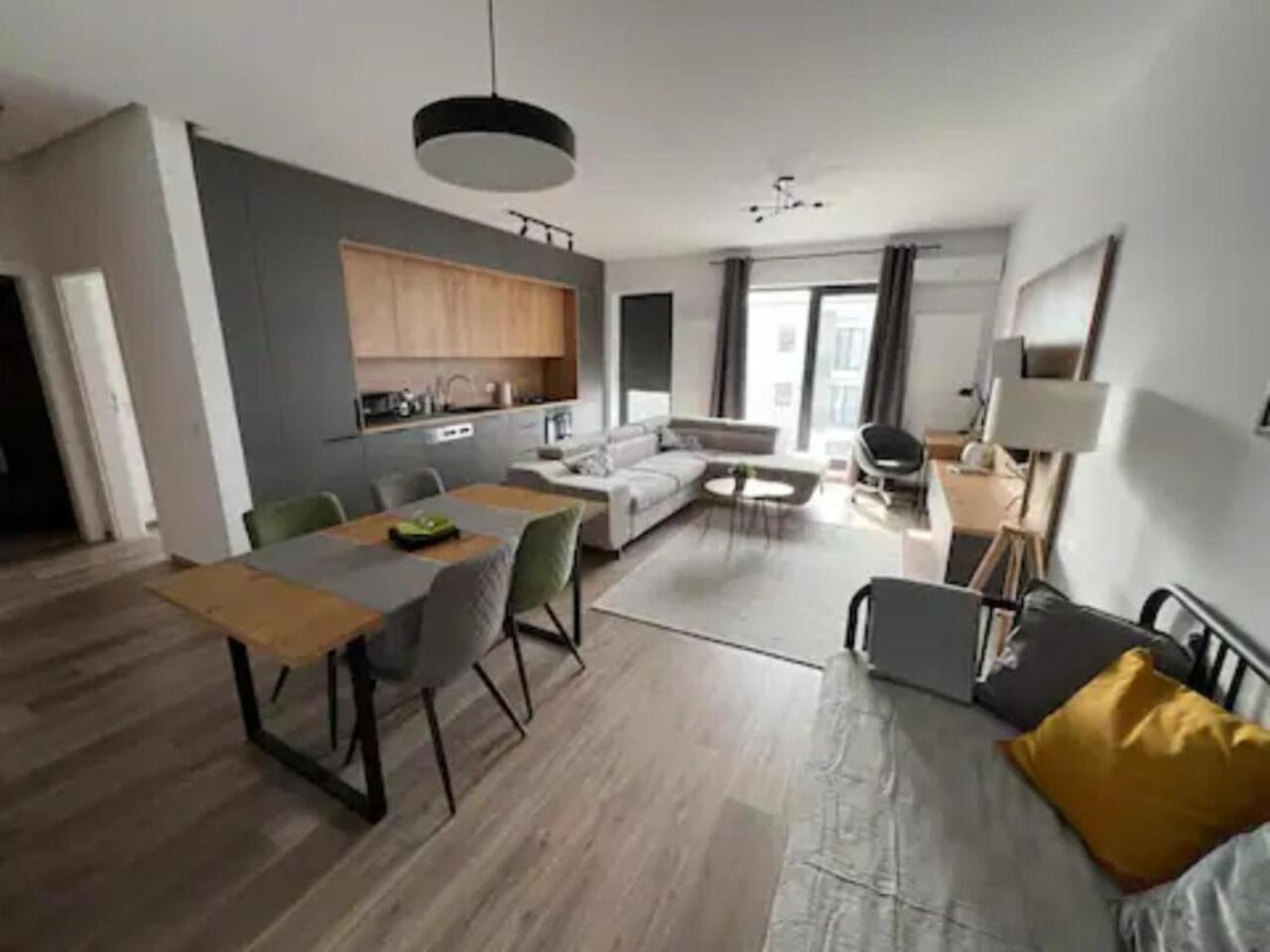 High-rise Luxury With Free Parking Apartment *