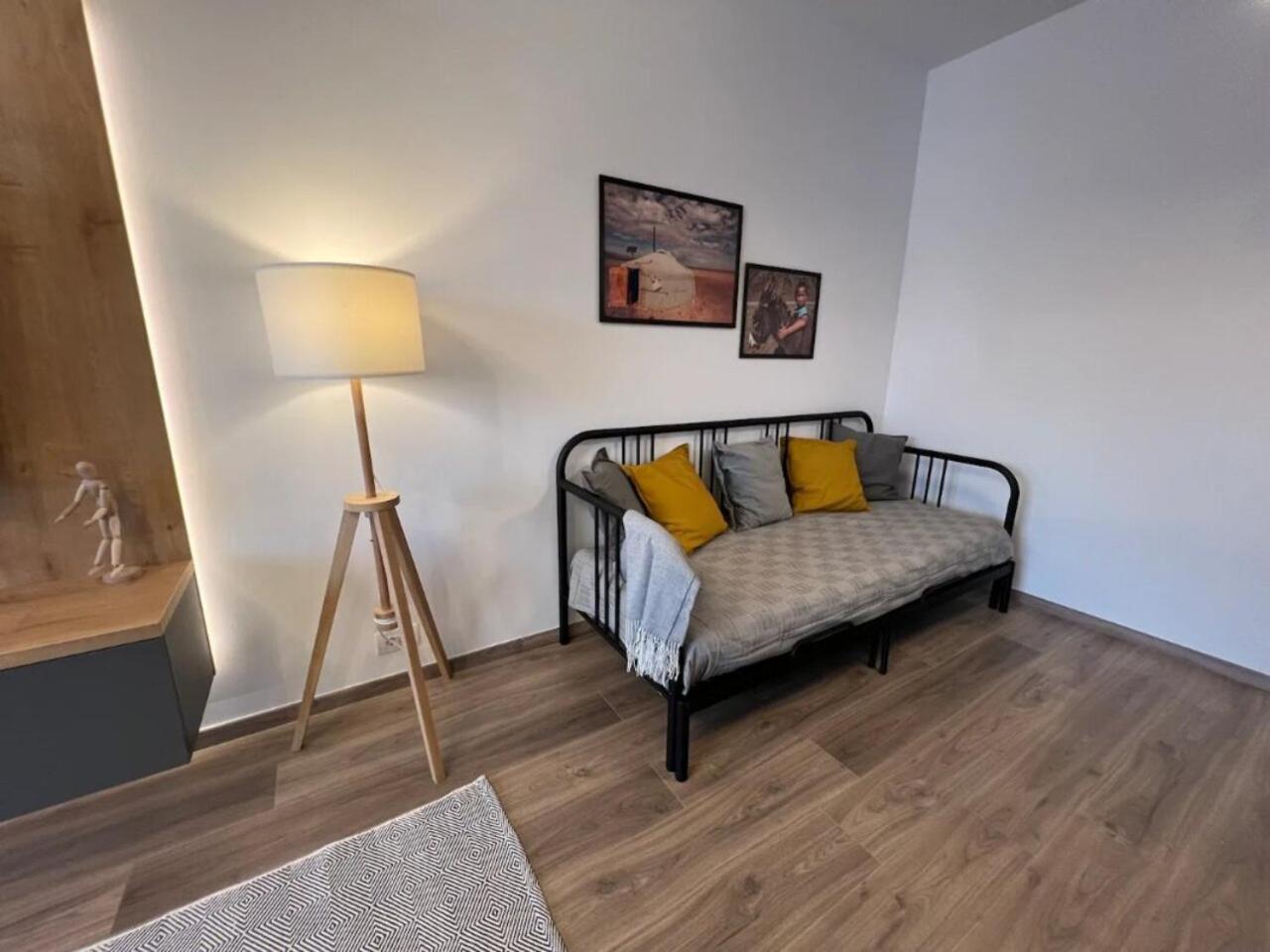 High-rise Luxury With Free Parking *