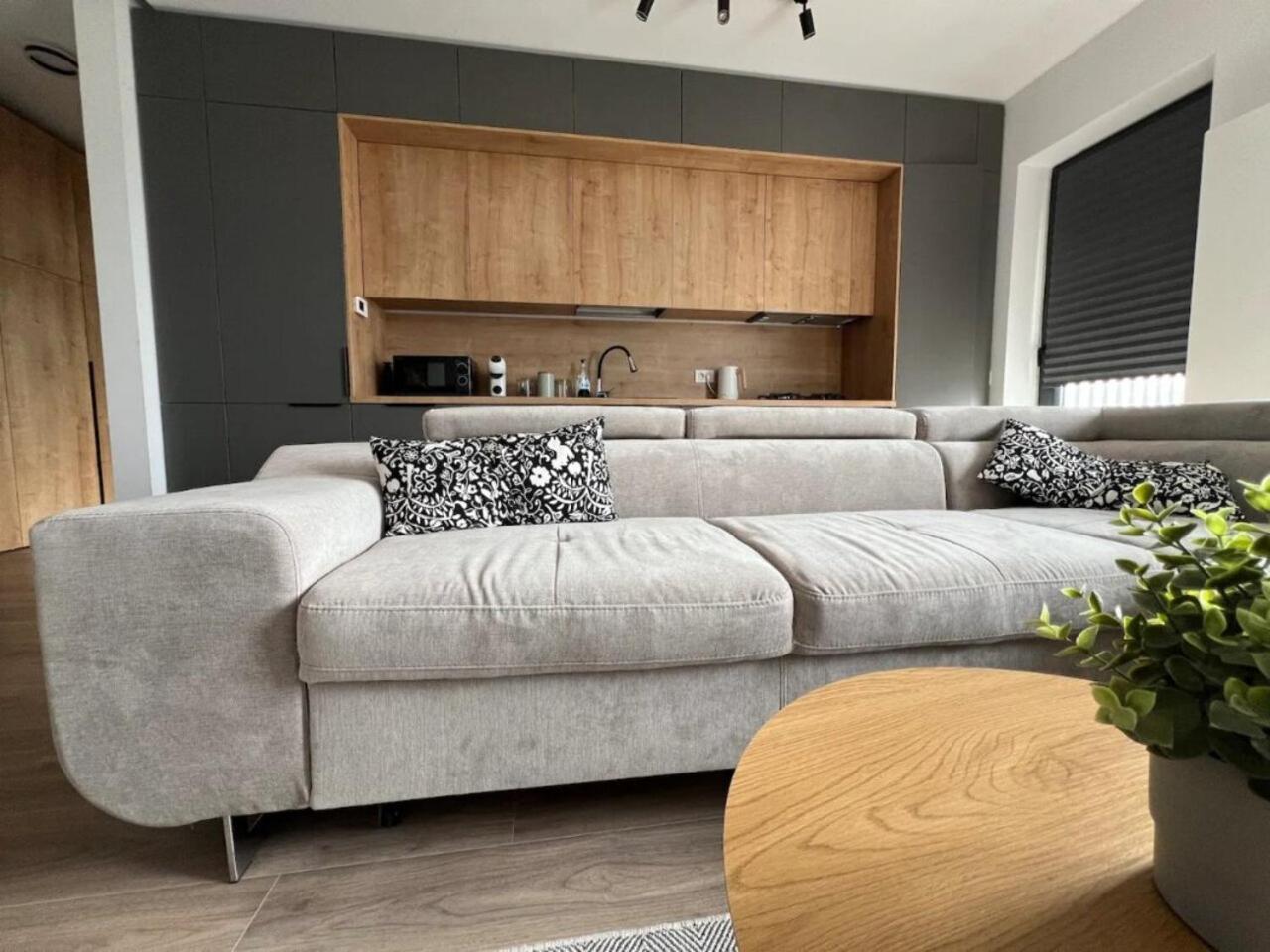 High-rise Luxury With Free Parking Apartment