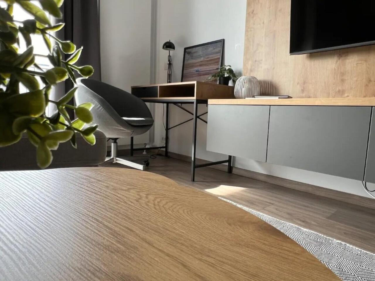 High-rise Luxury With Free Parking *