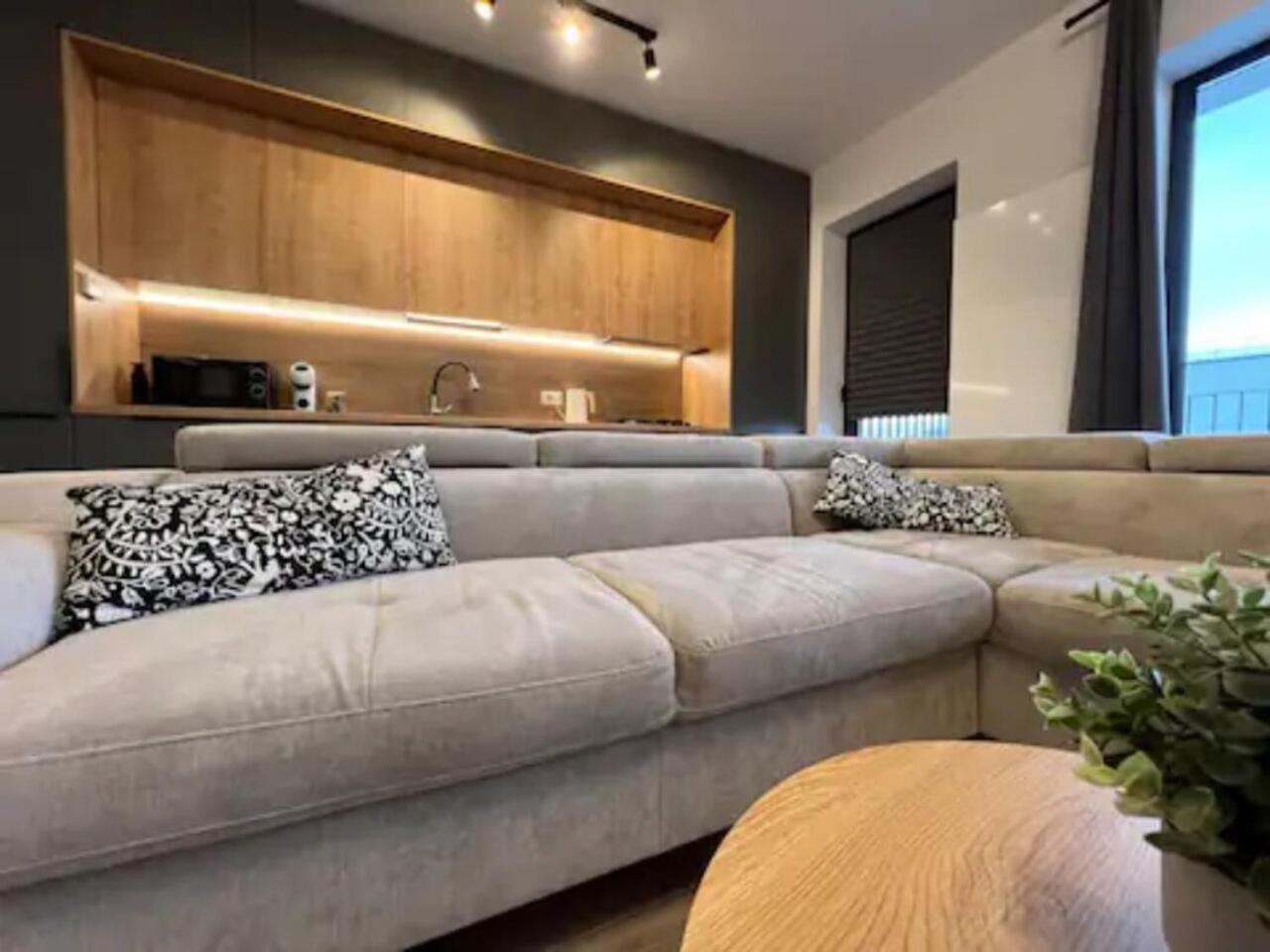 High-rise Luxury With Free Parking
