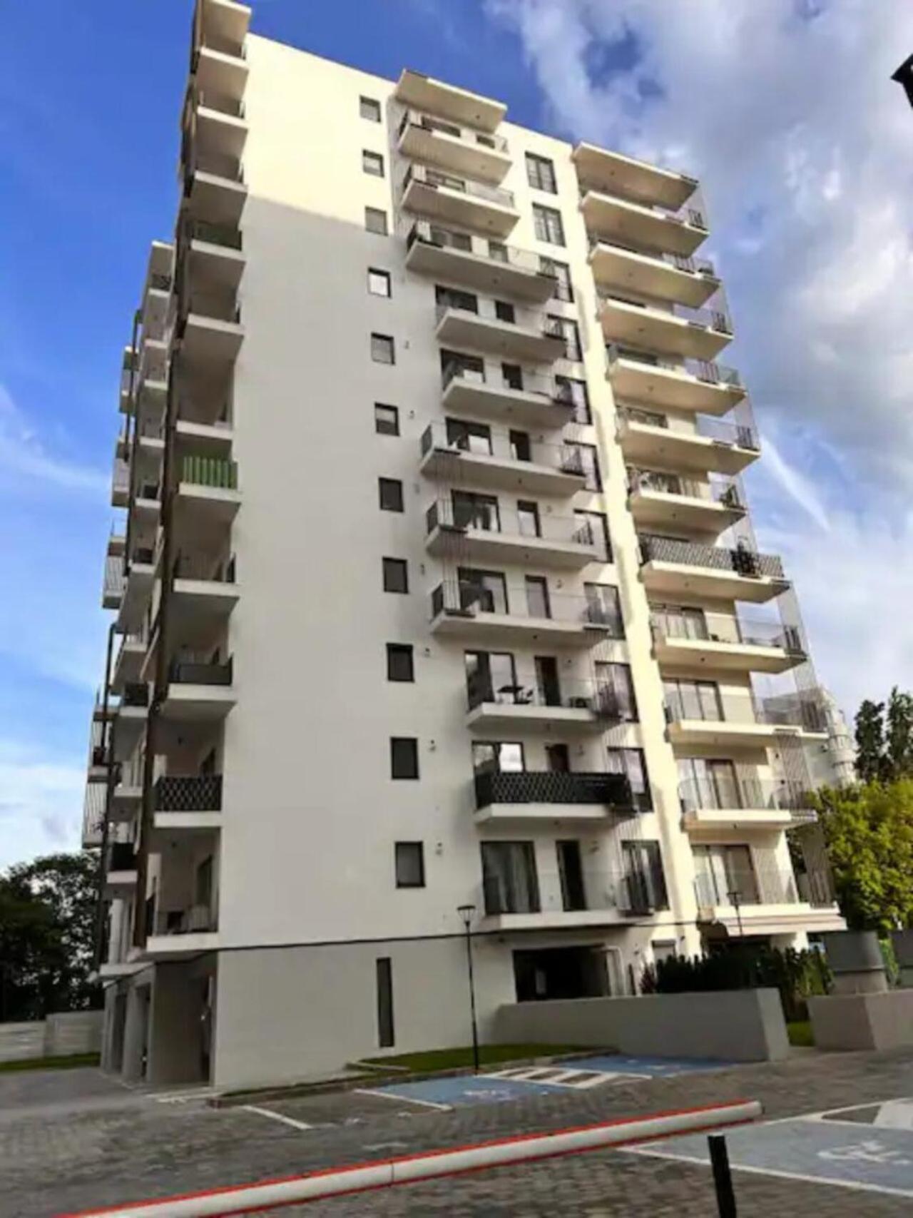 High-rise Luxury With Free Parking Apartament