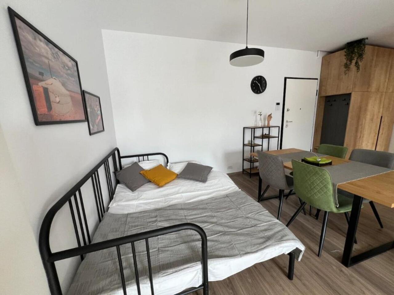 High-rise Luxury With Free Parking Apartment *