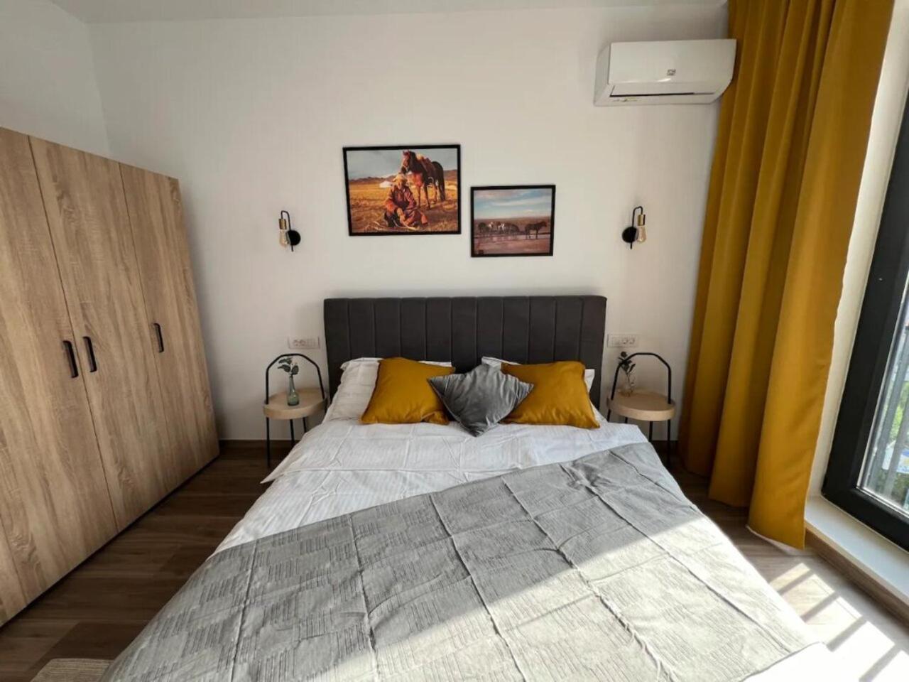 High-rise Luxury With Free Parking *