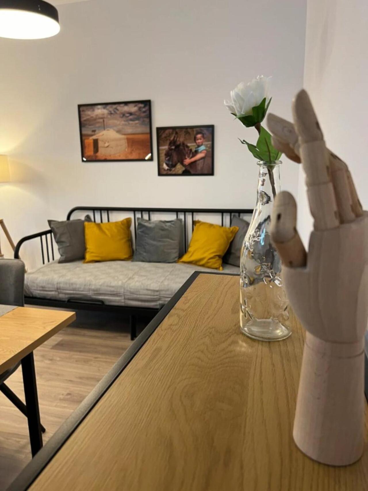 High-rise Luxury With Free Parking *