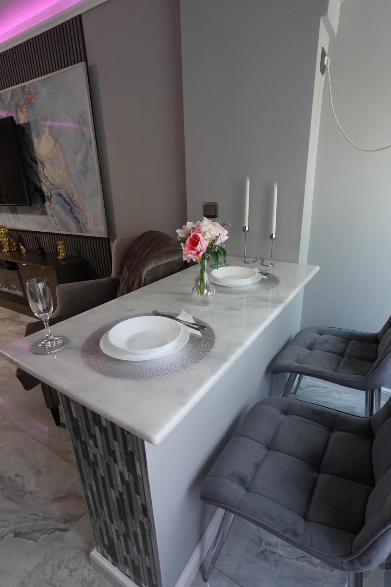 Silver At Just 8 Minutes Distance Of Center Apartment *