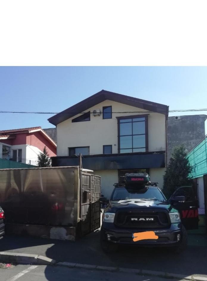 Guest house New Spacious Villa! Bucharest