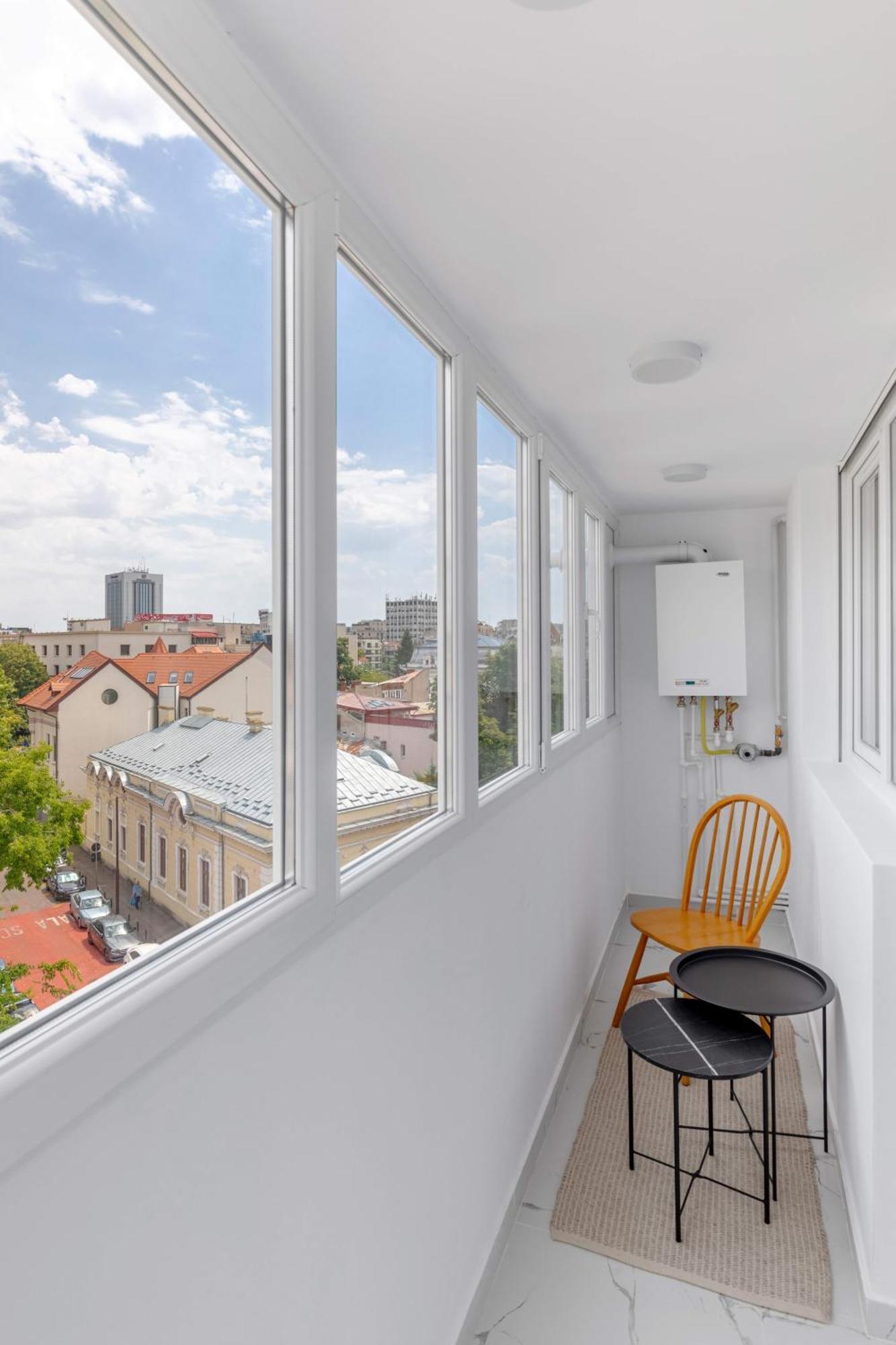 Modern On Historic Calea Victoriei *