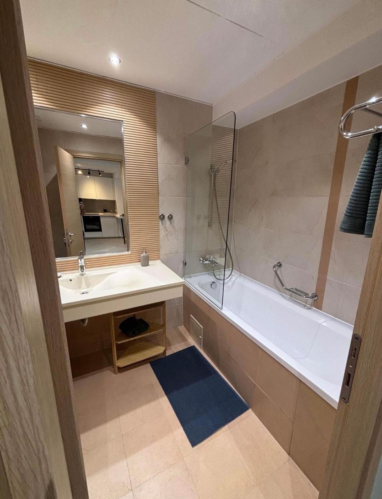 Aparthotel Deluxe & With Many Facilities Bucharest