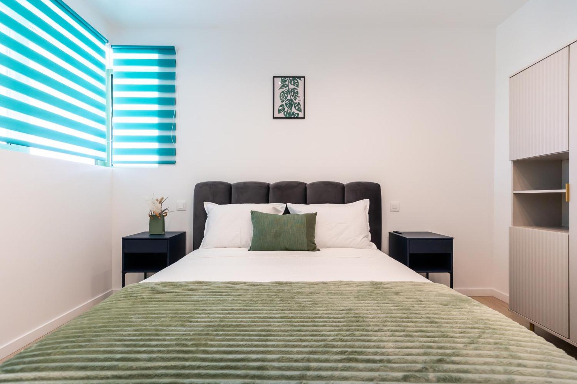 Roots Two - Tranquil Lakeview Escape With Balcony Apartment *