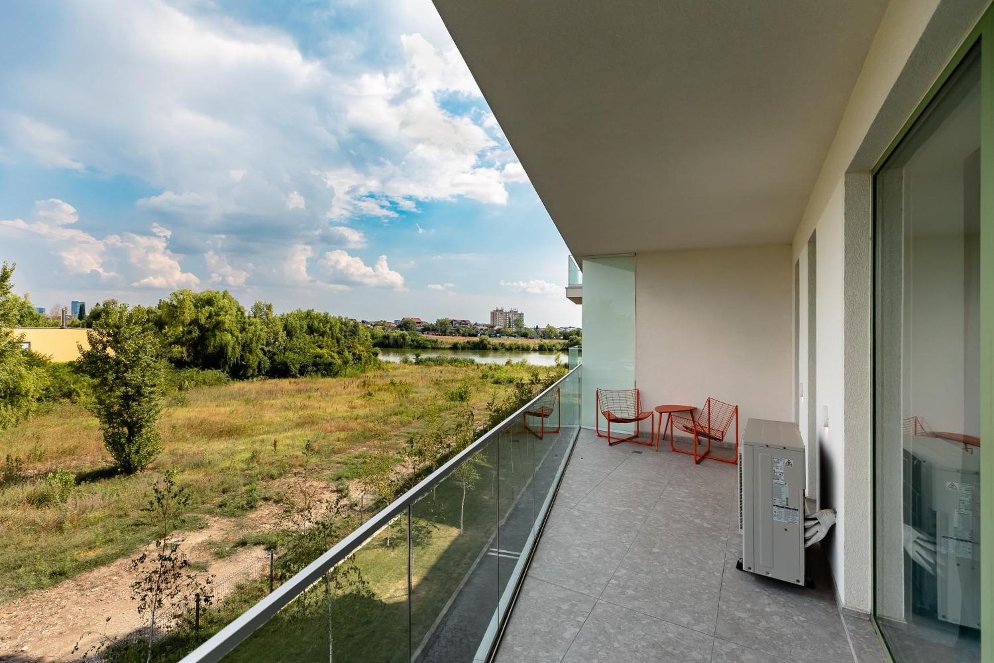 Roots Two - Tranquil Lakeview Escape With Balcony * Bucharest