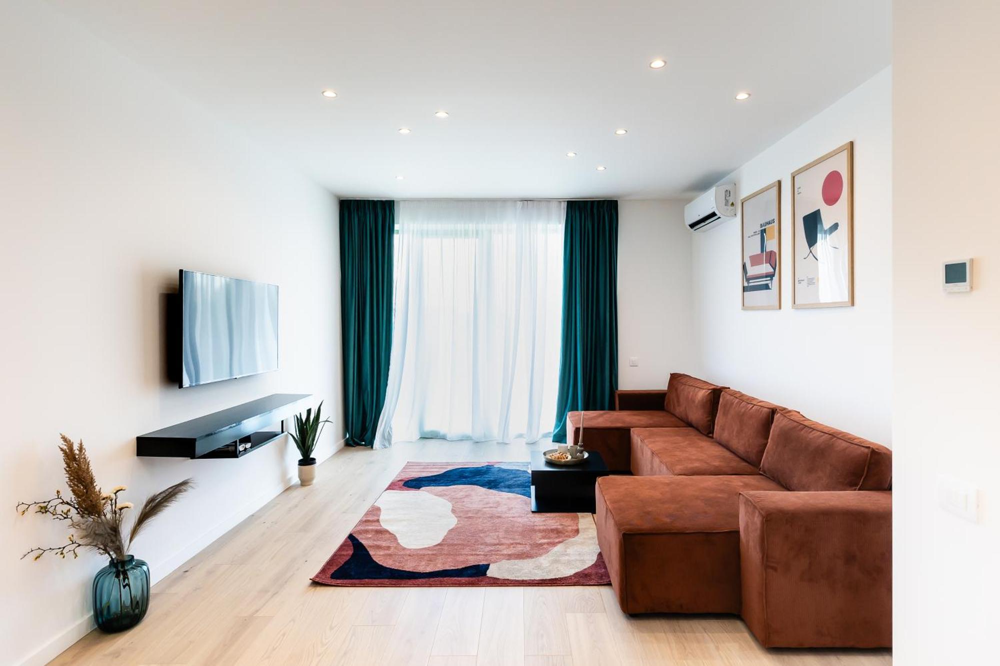 Roots Two - Tranquil Lakeview Escape With Balcony Apartment *