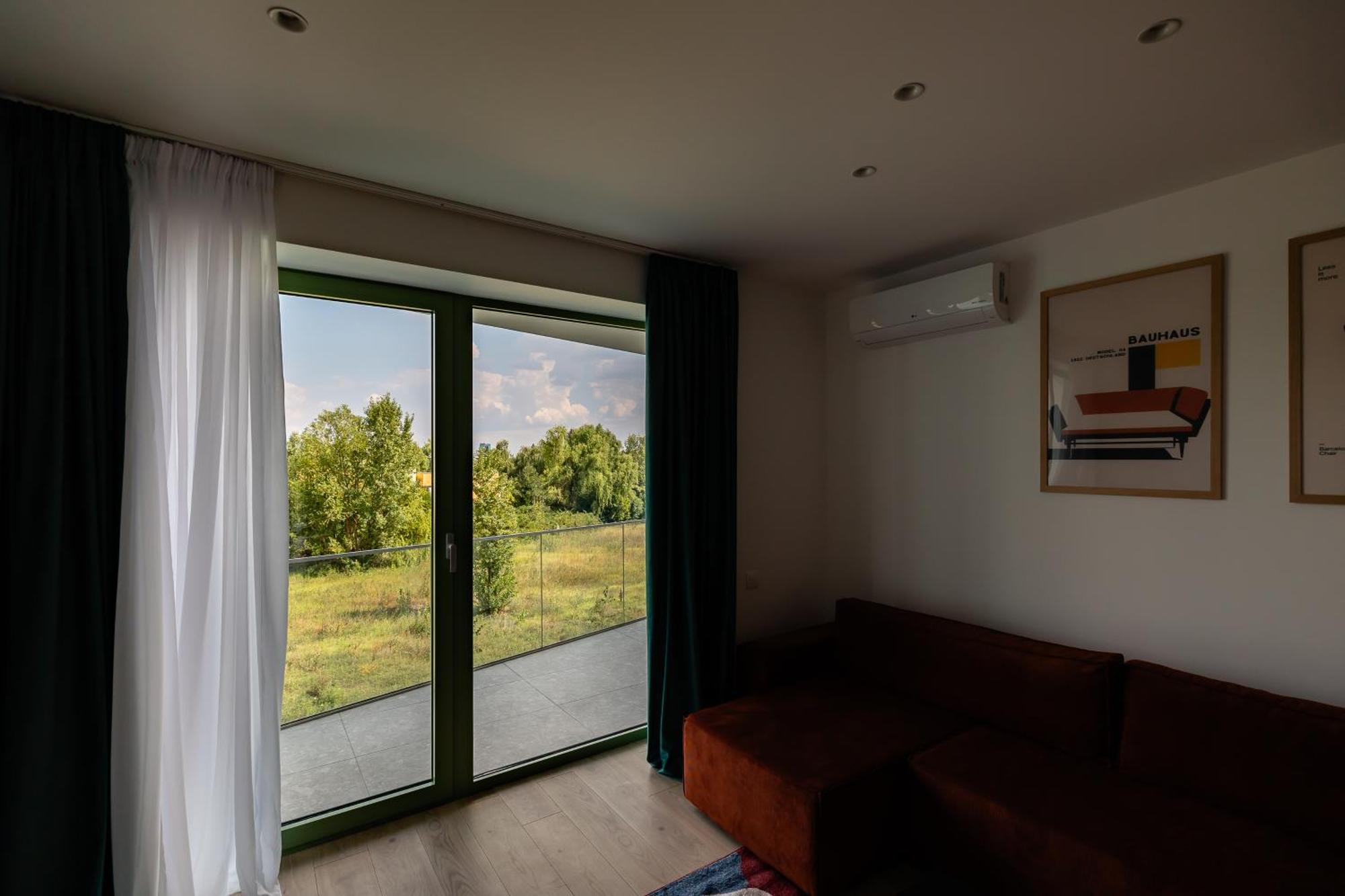 Roots Two - Tranquil Lakeview Escape With Balcony *