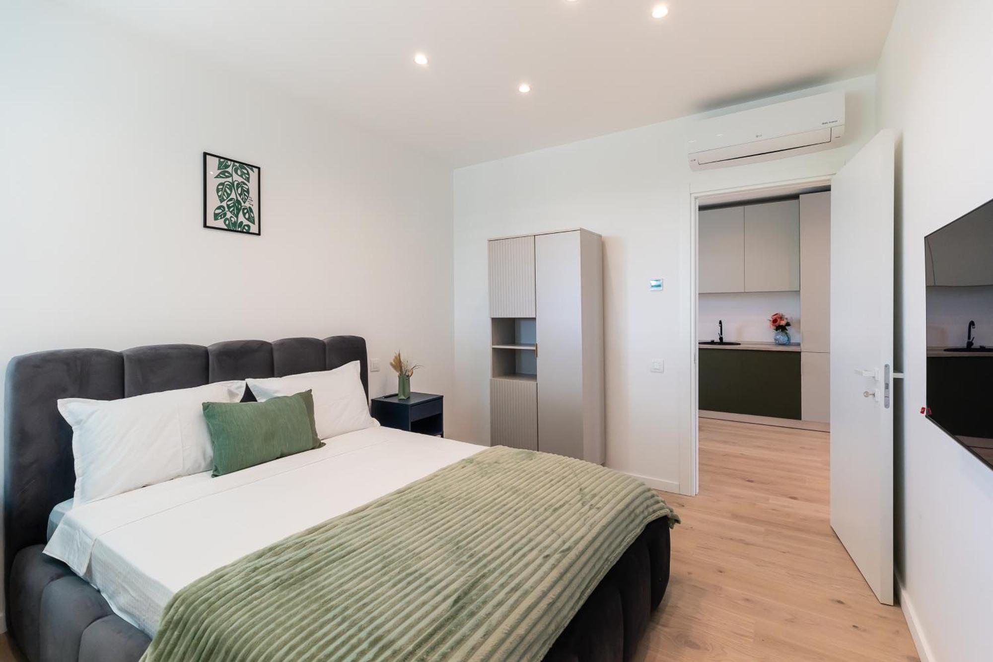 Roots Two - Tranquil Lakeview Escape With Balcony Apartment Bucharest