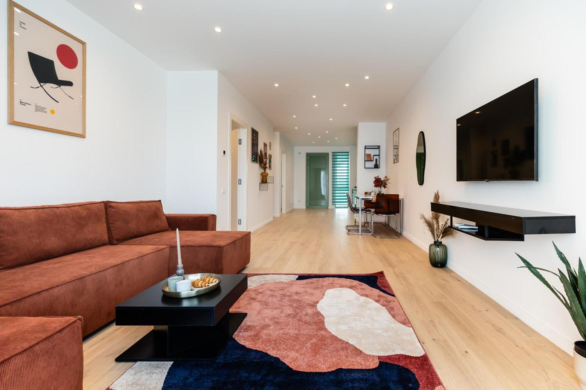 Roots Two - Tranquil Lakeview Escape With Balcony Apartment *
