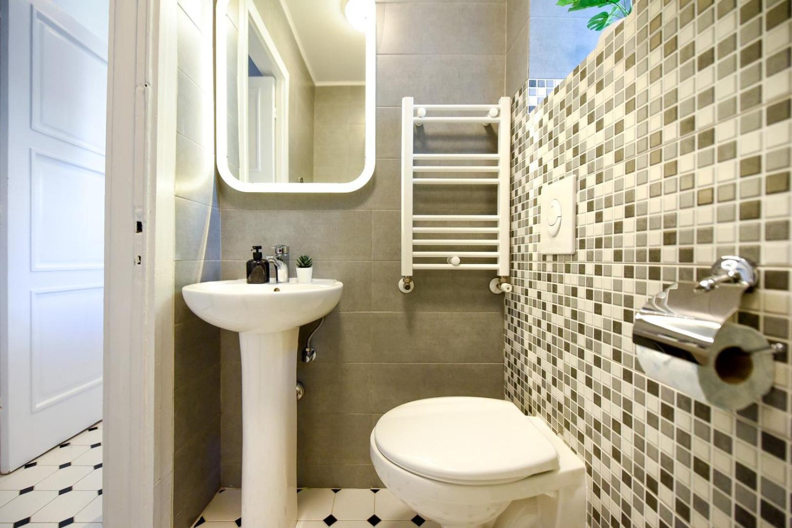 Apartamento Centrally Located 1br Retreat Near Sala Palatului