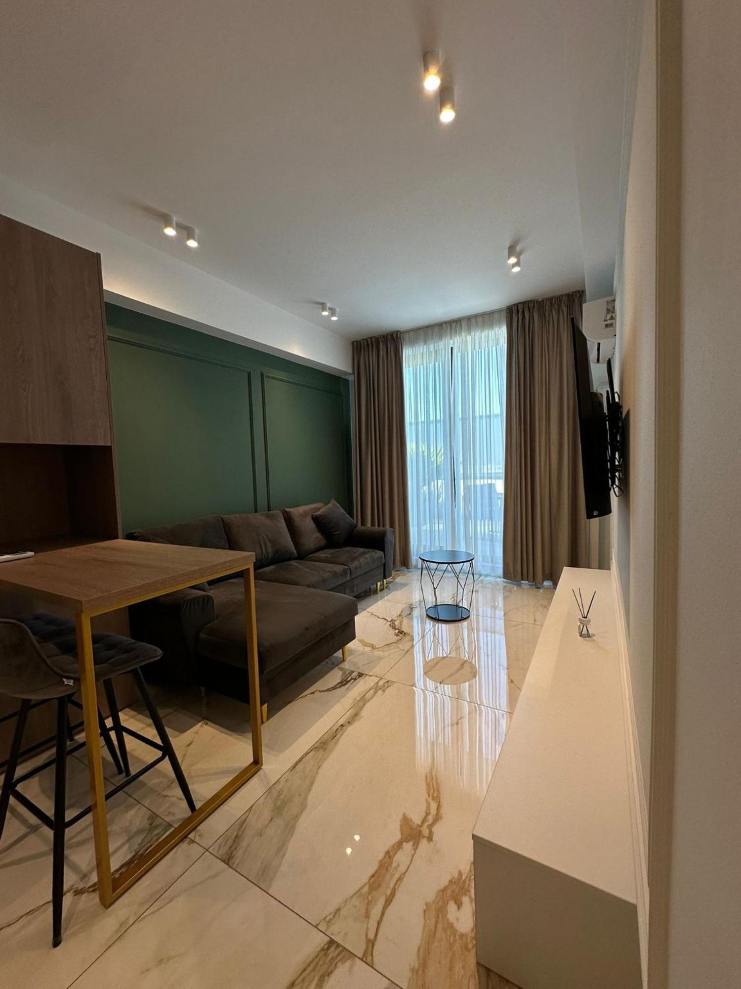 Skyline Apartment *