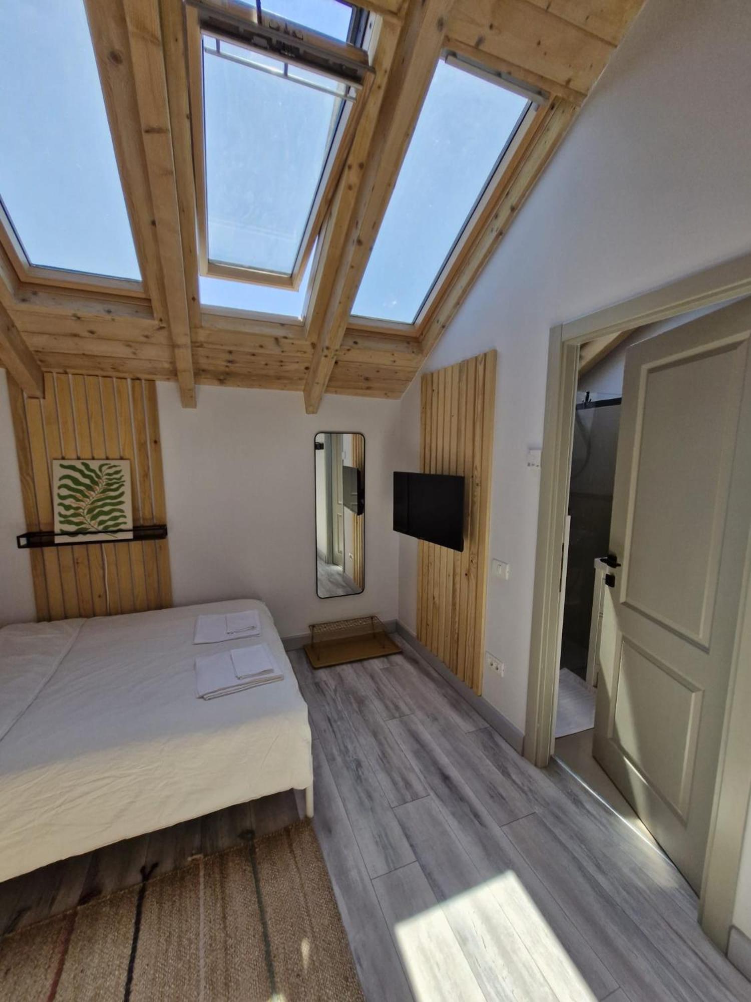 Apartament Small Attic With Private Bathroom