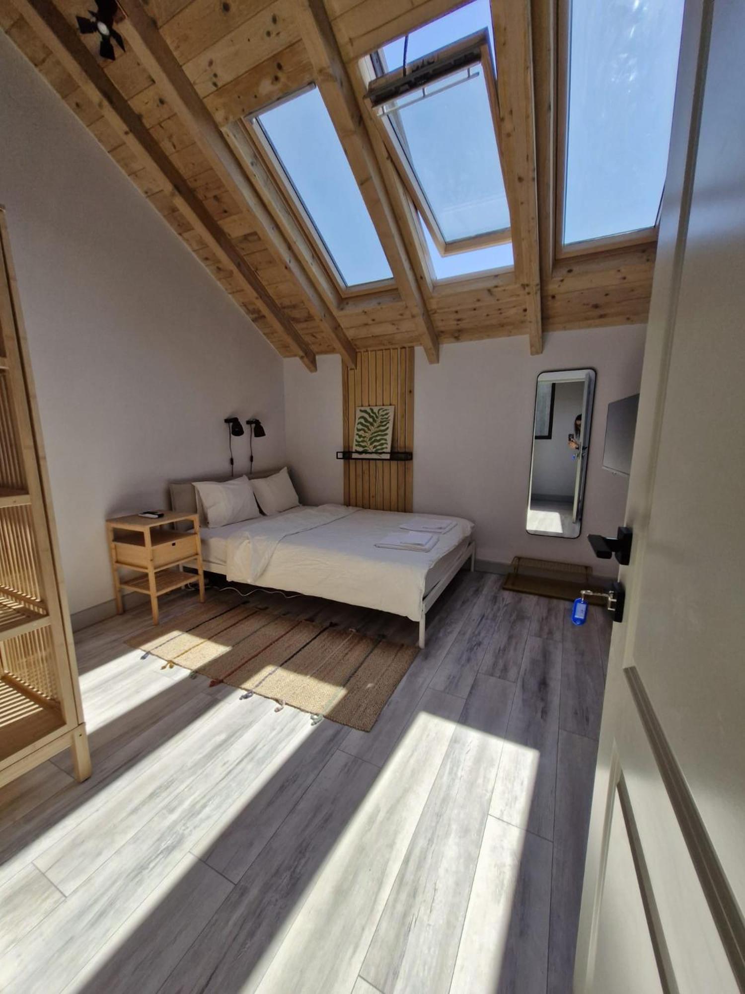 Apartament Small Attic With Private Bathroom Bucureşti