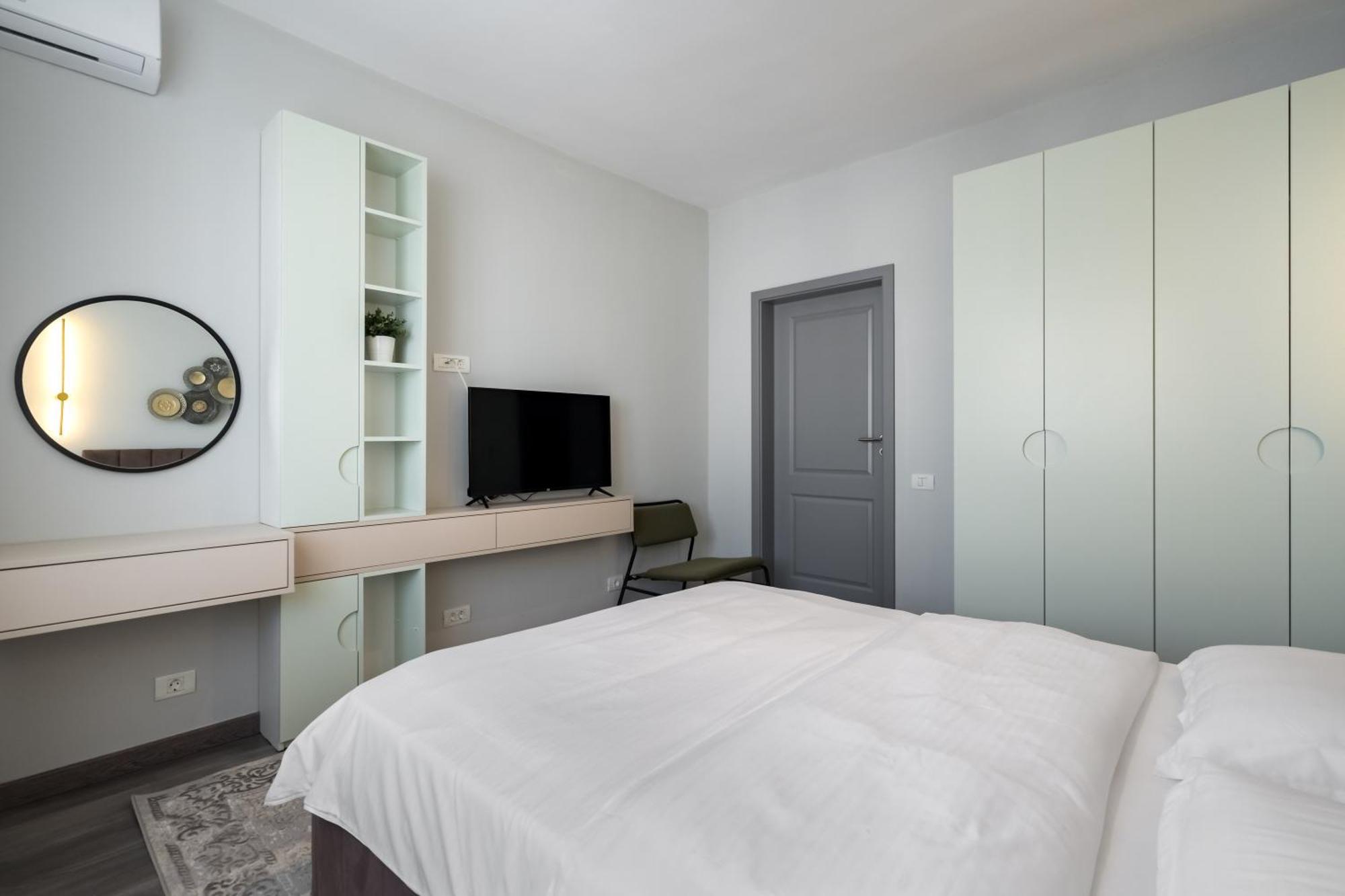Apartment Breeze Gateway Center