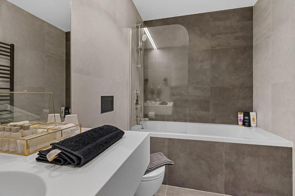 Luxurious Vibe In The Business Center, Views Apartment
