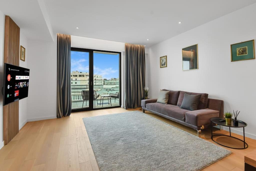 Apartment Lax Designer, Oasis Skyline Views, Parking Bucharest