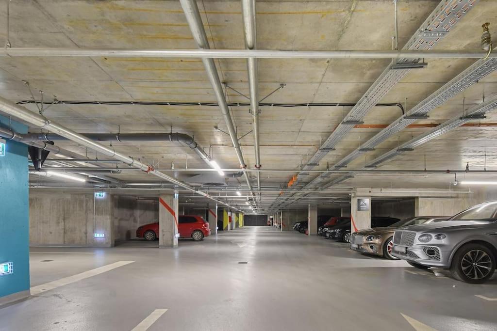 Lax Designer, Oasis Skyline Views, Parking Apartment