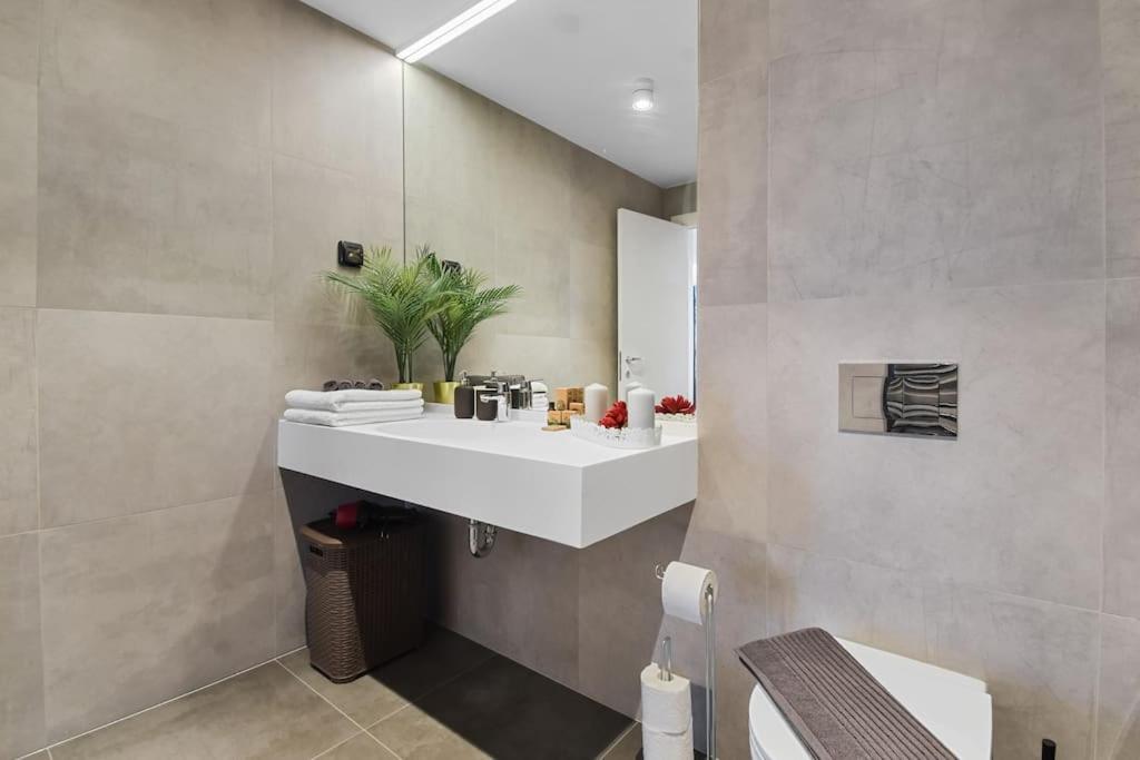 Apartment Lax Designer, Oasis Skyline Views, Parking Bucharest