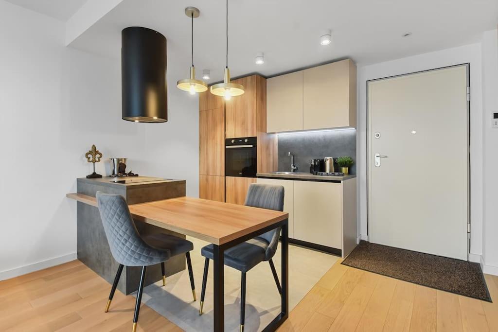Lax Designer, Oasis Skyline Views, Parking