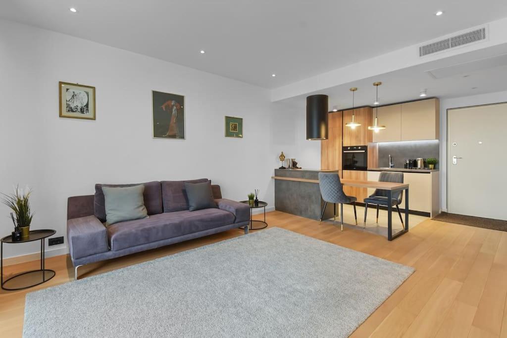 Lax Designer, Oasis Skyline Views, Parking * Bucharest