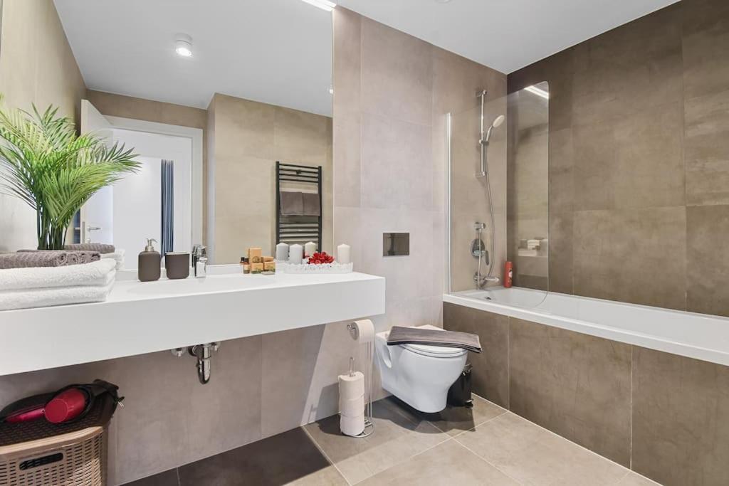 Lax Designer, Oasis Skyline Views, Parking