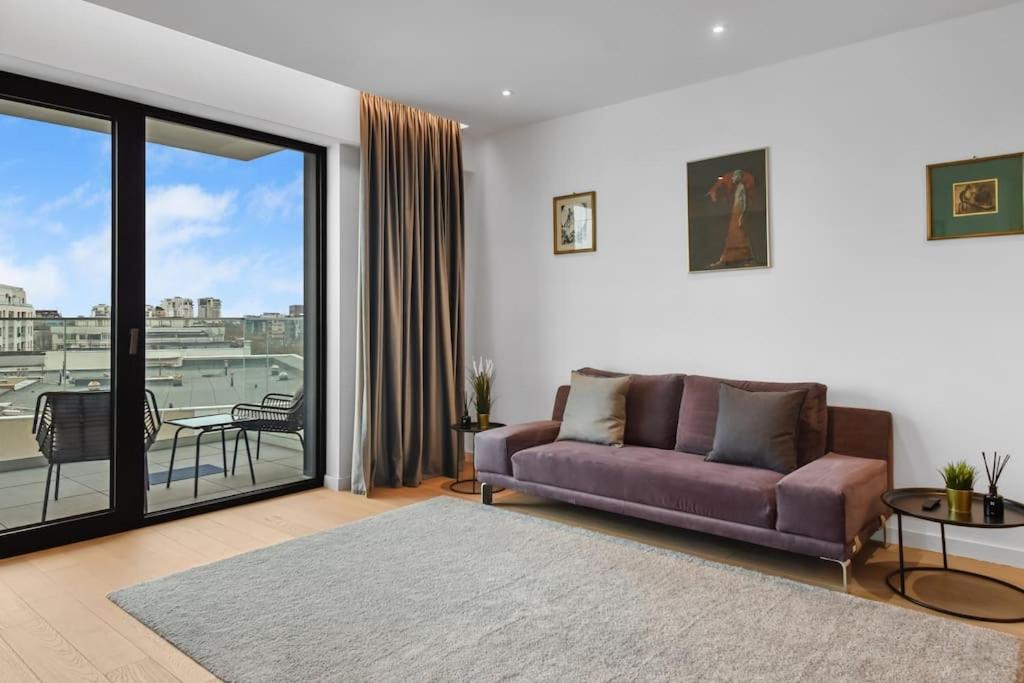 Lax Designer, Oasis Skyline Views, Parking Apartment *
