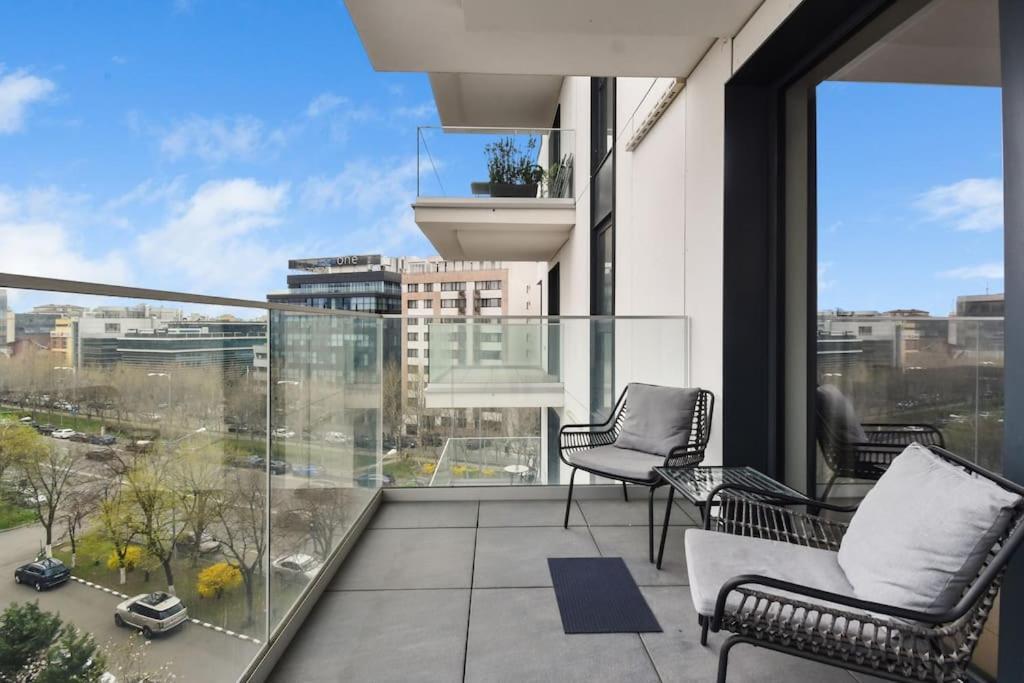 Lax Designer, Oasis Skyline Views, Parking Bucharest