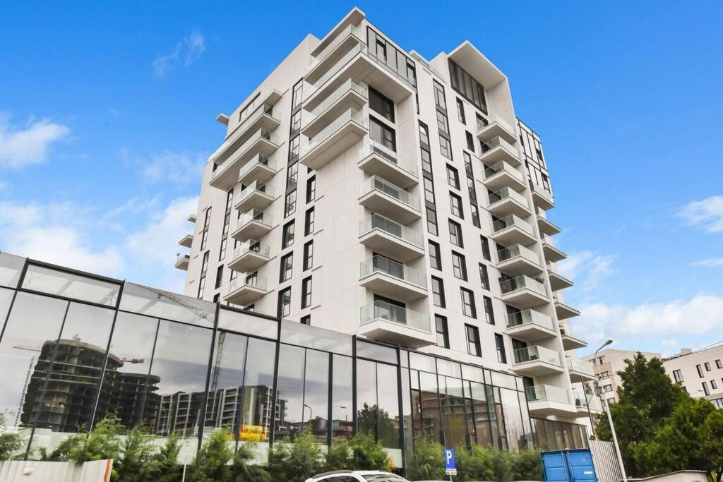 Lax Designer, Oasis Skyline Views, Parking *