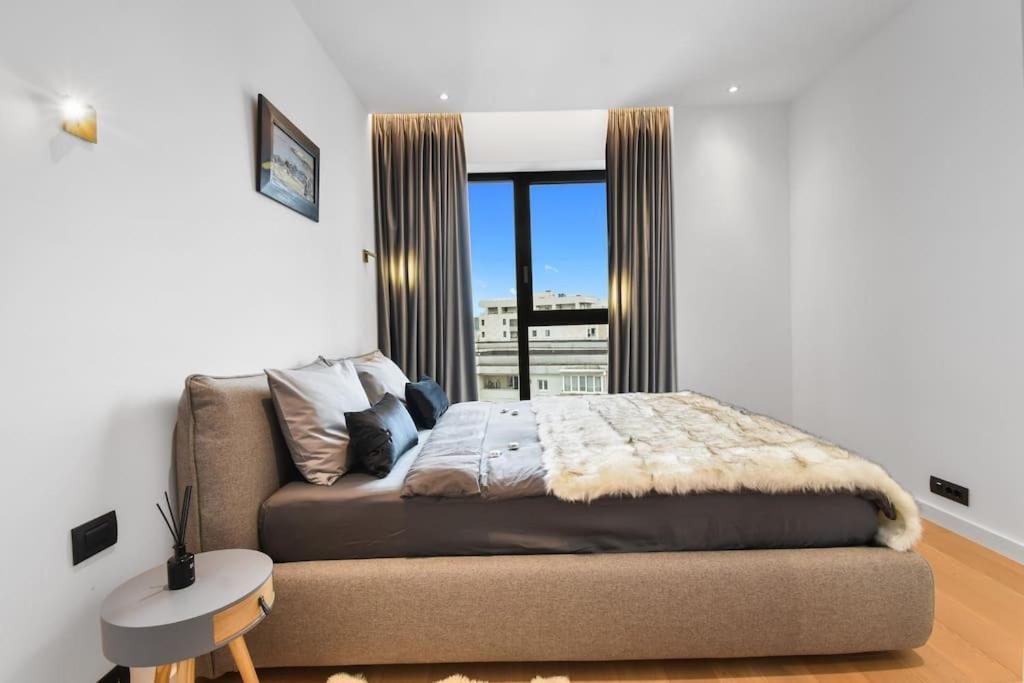 Apartment Lax Designer, Oasis Skyline Views, Parking Bucharest