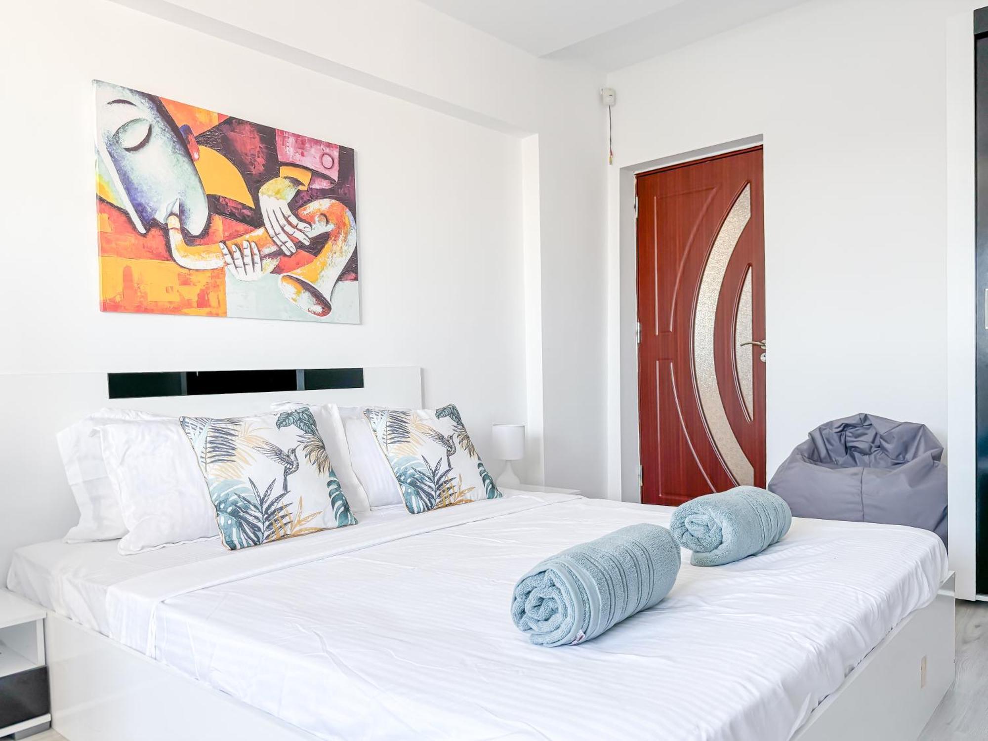 Chic & Modern In Center *