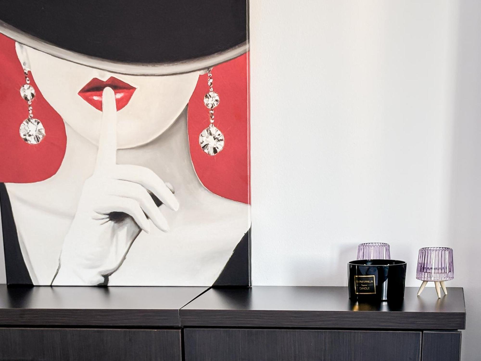 Chic & Modern In Center