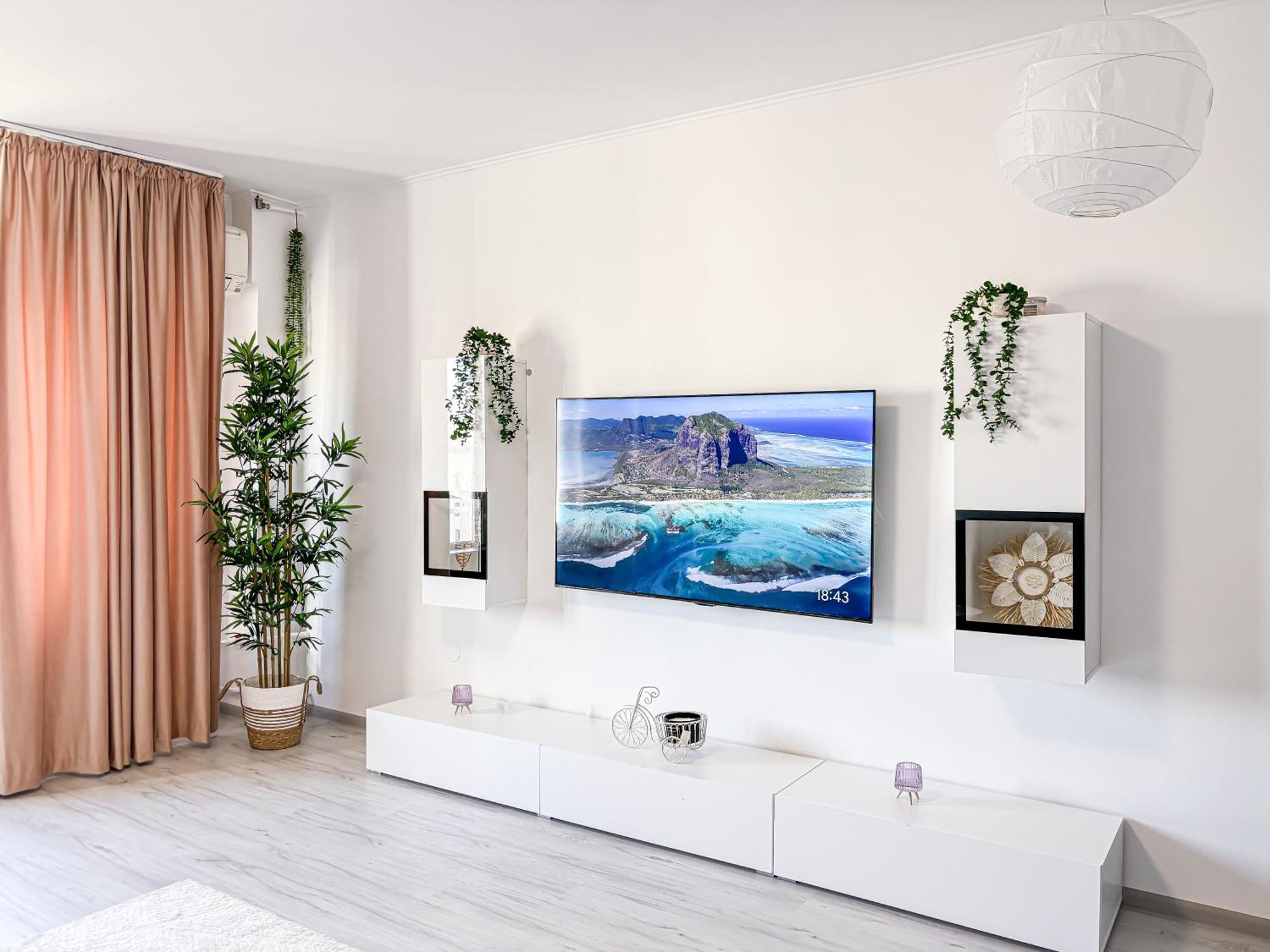 Chic & Modern In Center *
