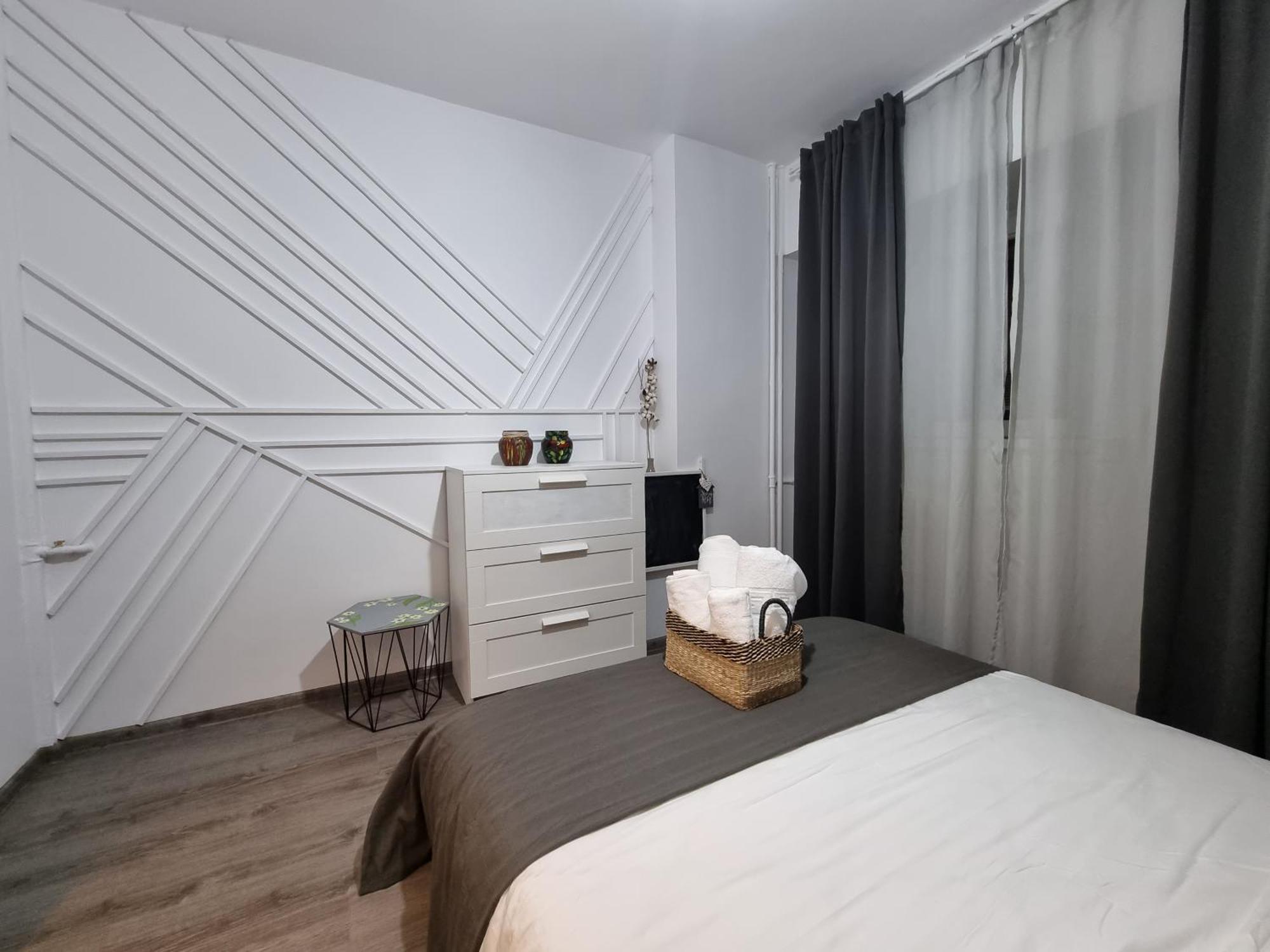 National Arena Retreat, 3 Bedroom Stylish, Cozy Flat Bucharest