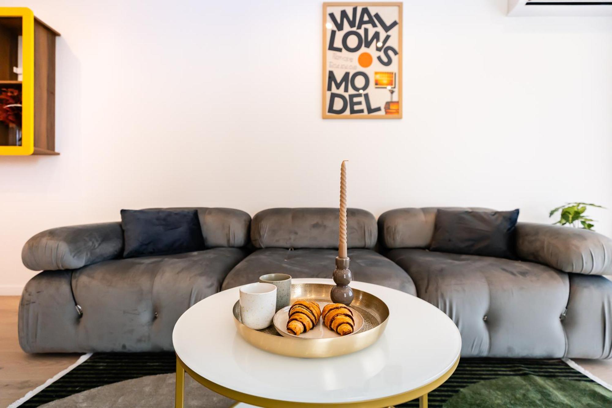 Roots One - Lakeview Escape With Balcony & Parking Apartament