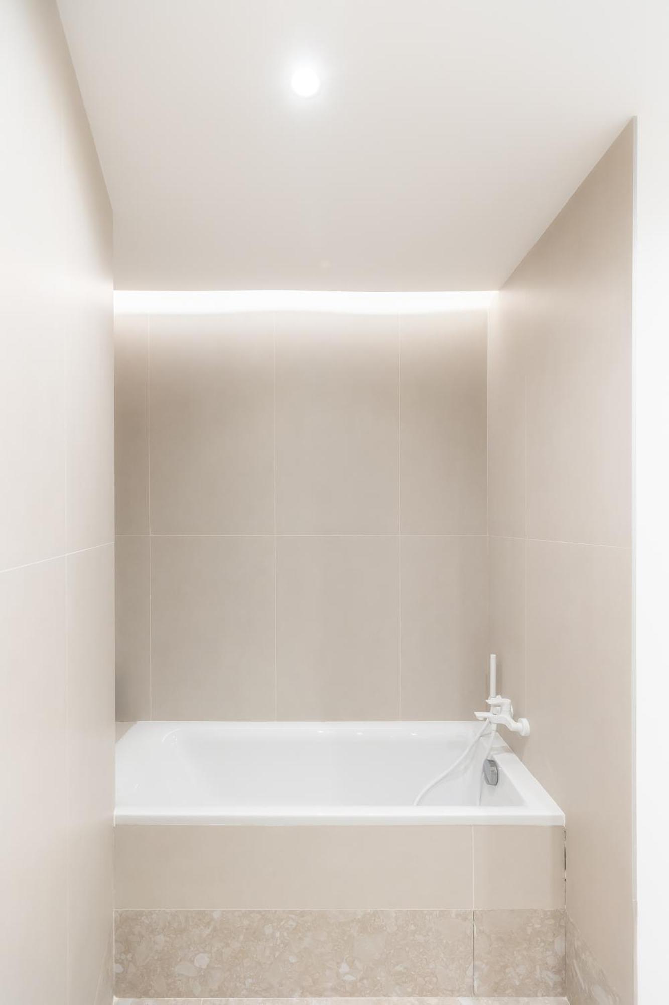 Roots One - Lakeview Escape With Balcony & Parking Apartament *