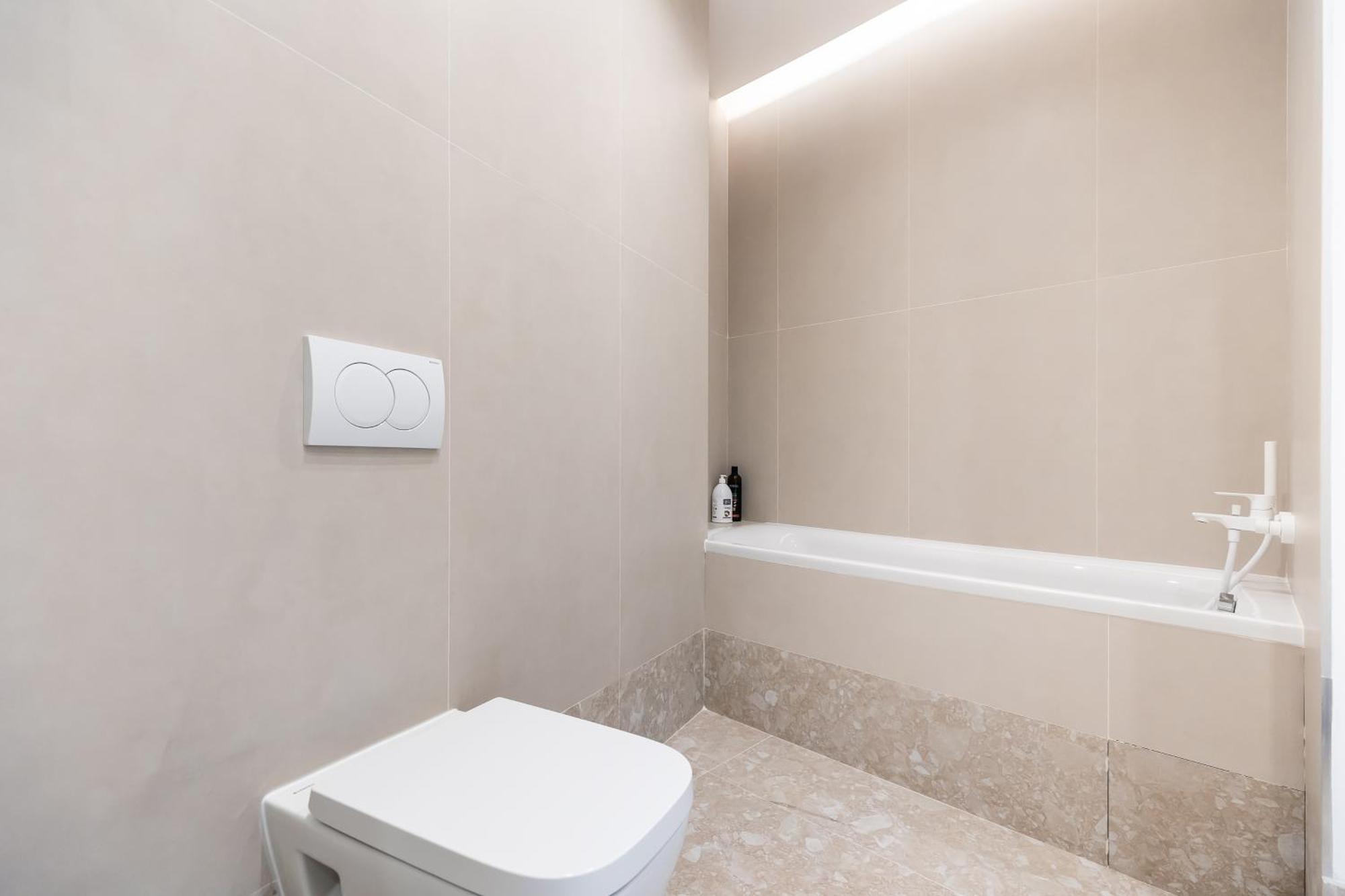 Roots One - Lakeview Escape With Balcony & Parking Apartament