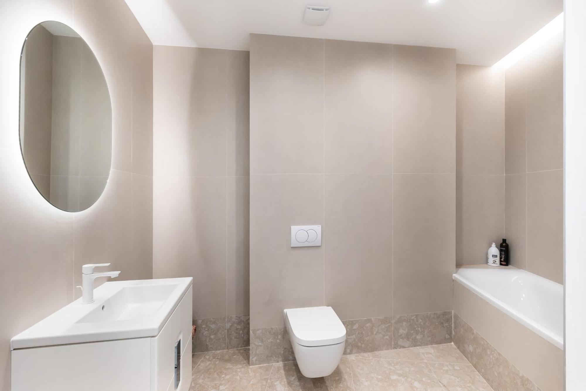 Roots One - Lakeview Escape With Balcony & Parking Apartament *